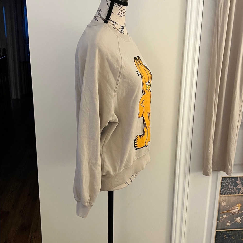 💗Garfield Graphic Sweatshirt in Beige - Picture 5 of 13